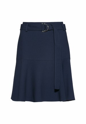 Falda azul marino con un diseño acampanado, confeccionada en una tela suave. Cuenta con un cinturón con una hebilla circular plateada y acentos de costura.