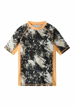 Langärmeliges Sportshirt mit schwarzem, beigem und weißem abstraktem Muster und einfarbigen orangefarbenen Seitenpaneelen und Kragen.