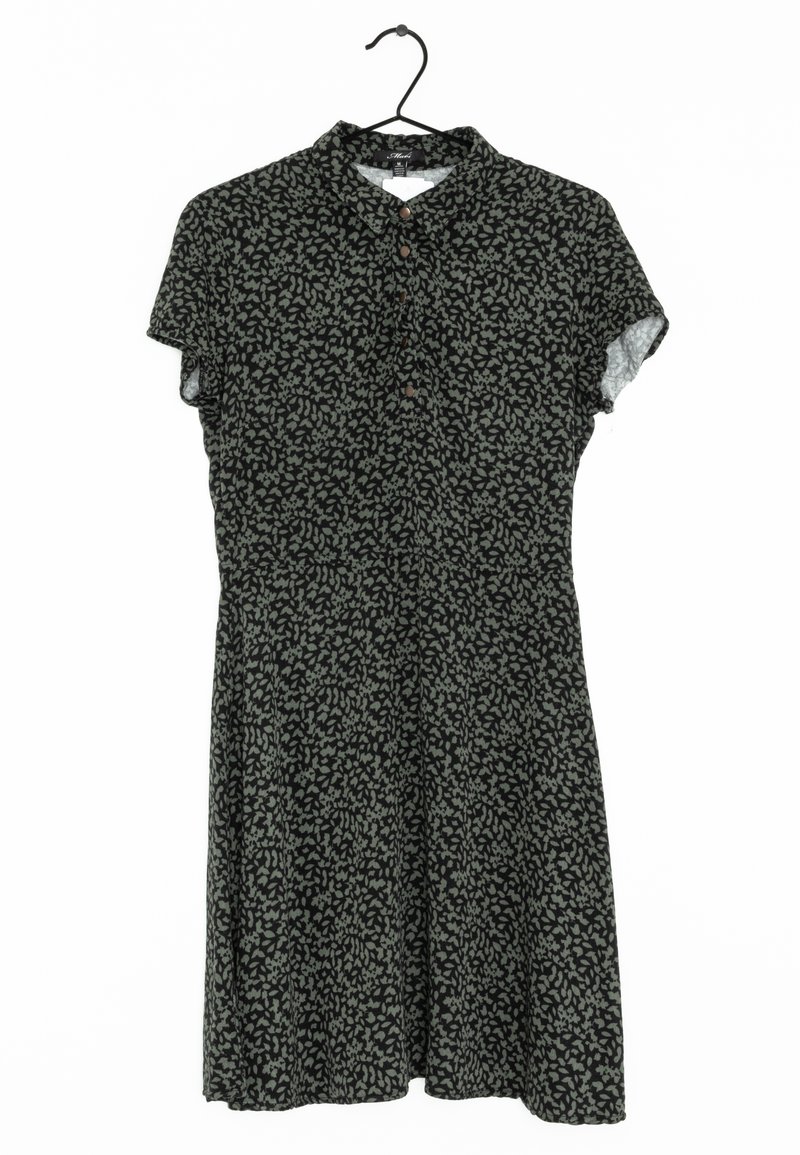 Robe noire à manches courtes avec motif de feuilles grises, col et boutons devant, suspendue sur un cintre en fil noir.