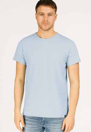 Helles blaues T-Shirt mit kurzen Ärmeln aus weichem Material, ausgestattet mit einem klassischen Rundhalsausschnitt und geradem Saum, getragen mit blauen Jeans.
