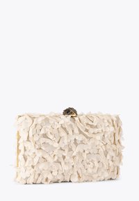 Borsa a mano in tessuto beige, decorata con accenti sovrapposti a forma di petali. Presenta una chiusura color oro con un design intricatamente lavorato a forma di uccello sulla parte superiore.