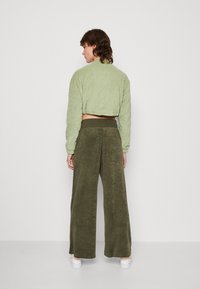 Nike Sportswear LEG PANT - Treniņtērpa apakšdaļas - cargo khaki/oil green
