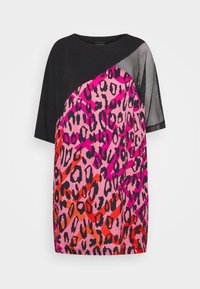 Robe tunique avec le haut noir, une manche en résille, et un imprimé léopard abstrait rose, rouge et violet sur le devant.