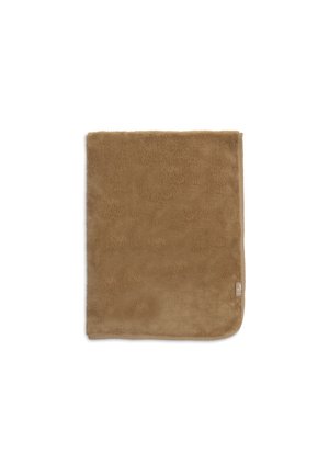 Couverture rectangulaire marron douce avec des coins arrondis et une petite étiquette en tissu sur un bord, sur fond blanc.