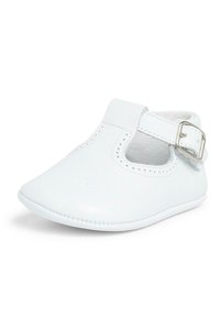 Scarpina bianca in pelle per bambini, con punta rotonda, chiusura a fibbia e dettagli perforati ai lati. Texture liscia e design a profilo basso.