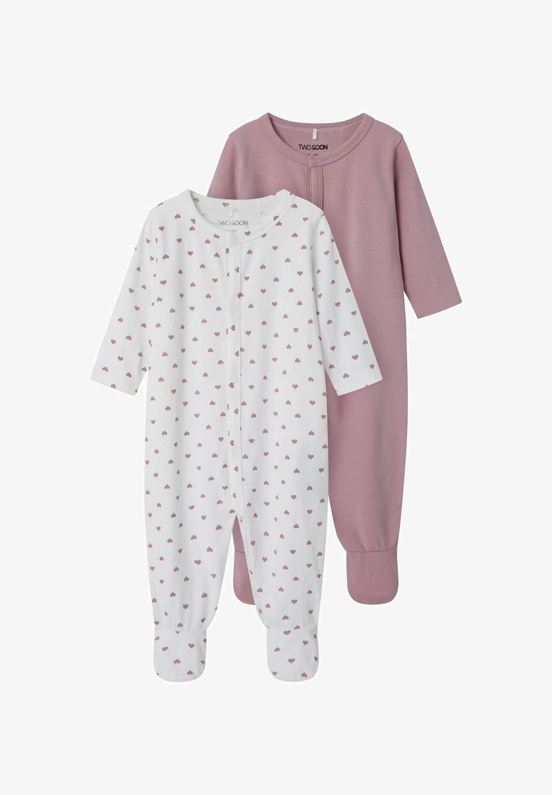Deux grenouillères pour bébé : l'une blanche avec de petits cœurs roses et une fermeture à boutons, l'autre de couleur rose uni, toutes deux en tissu doux avec des manches longues et un design avec pieds.