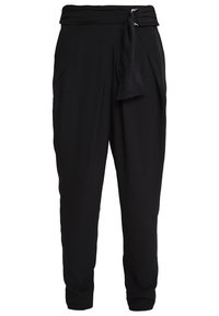 Svarta byxor med en avslappnad passform, med hög midja, ett tygbälte och två sidofickor. Slät textur med en enkel design.