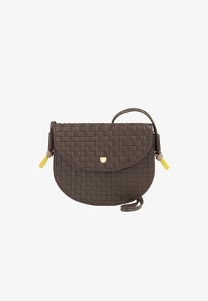 Borsa a tracolla in pelle tessuta marrone con pattina curva, hardware color oro e accento giallo sulla cerniera. Include una tracolla regolabile.