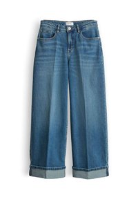 Blauwe denim jeans met wijde pijpen, omgeslagen zomen, knoopsluiting aan de voorkant, riemlussen en vijfzakkenontwerp op een witte achtergrond.