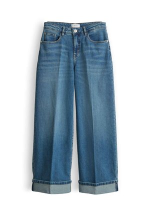 Blauwe denim jeans met wijde pijpen, omgeslagen zomen, knoopsluiting aan de voorkant, riemlussen en vijfzakkenontwerp op een witte achtergrond.