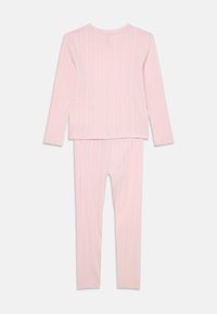 Ensemble haut à manches longues en tricot côtelé rose et pantalon assorti. Présente un col rond et une coupe ajustée avec un motif vertical sur l'ensemble.