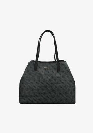 Czarna torba typu tote Guess z podwójnymi paskami na ramię i powtarzającym się wzorem logo, z napisem „GUESS EST 1981” w srebrnym kolorze na środku przodu.