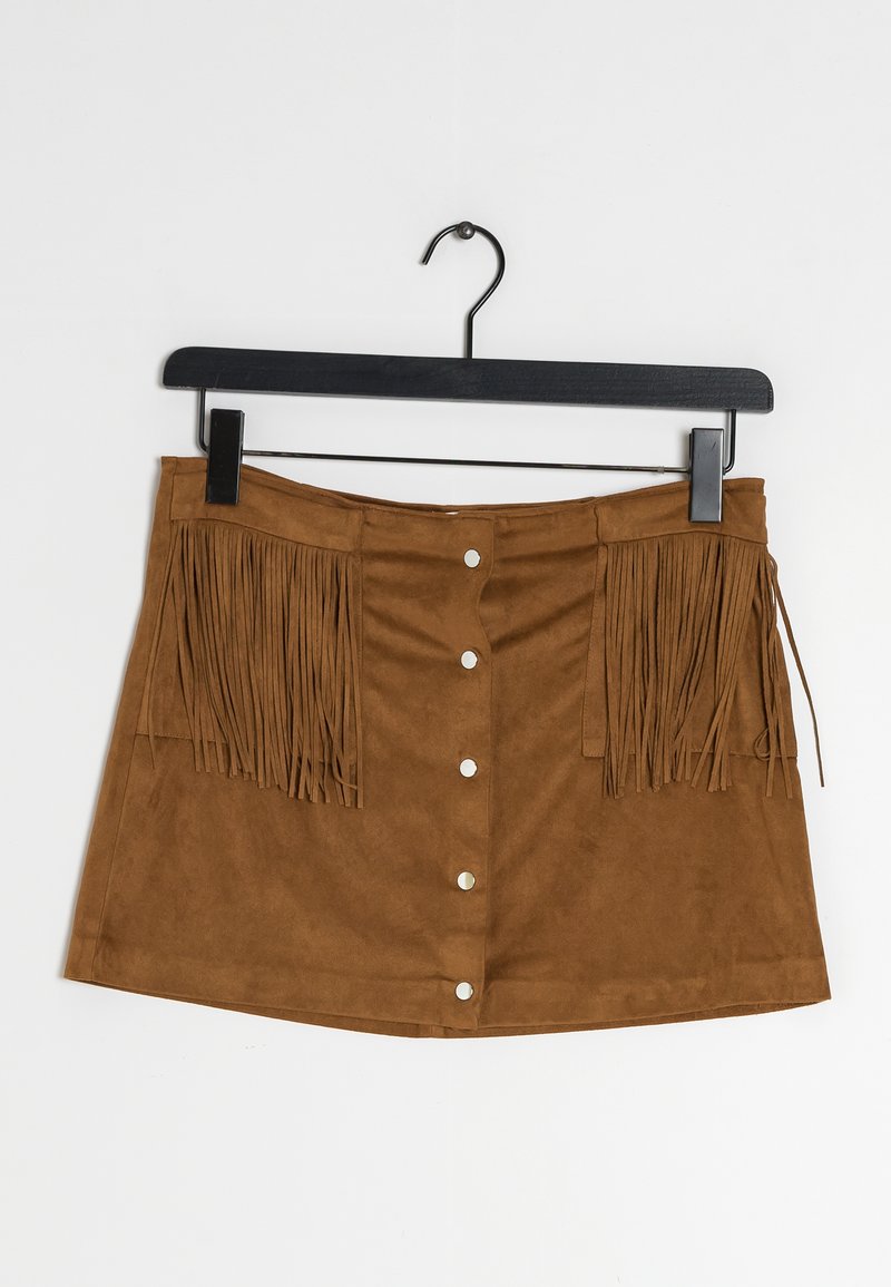 Hnědá semišová mini sukně s třásněmi na obou stranách, s předním zapínáním na knoflík a hladkým povrchem. Visí na černém ramínku.