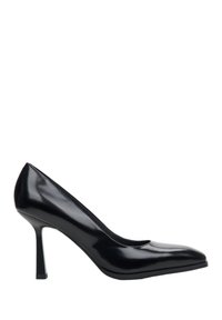 Czarne lakierowane szpilki z wąskim noskiem i smukłym obcasem typu stiletto. Gładka faktura, minimalistyczny design i brak widocznych zdobień.