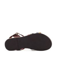 Sandalo in pelle marrone con cinturini multicolore e suola in gomma nera. Presenta una finitura liscia e una chiusura con fibbia.