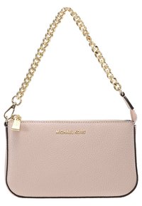 Borsa a tracolla in pelle rosa con tracolla in catena dorata. Presenta una chiusura con zip, una texture liscia e il logo del brand impresso sul fronte.