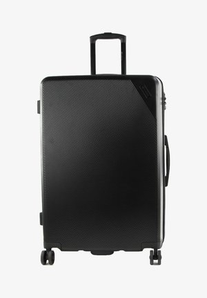 Valise rigide noire avec un motif diagonal texturé, une poignée télescopique et quatre roues pour une mobilité facile. Design compact et robuste.