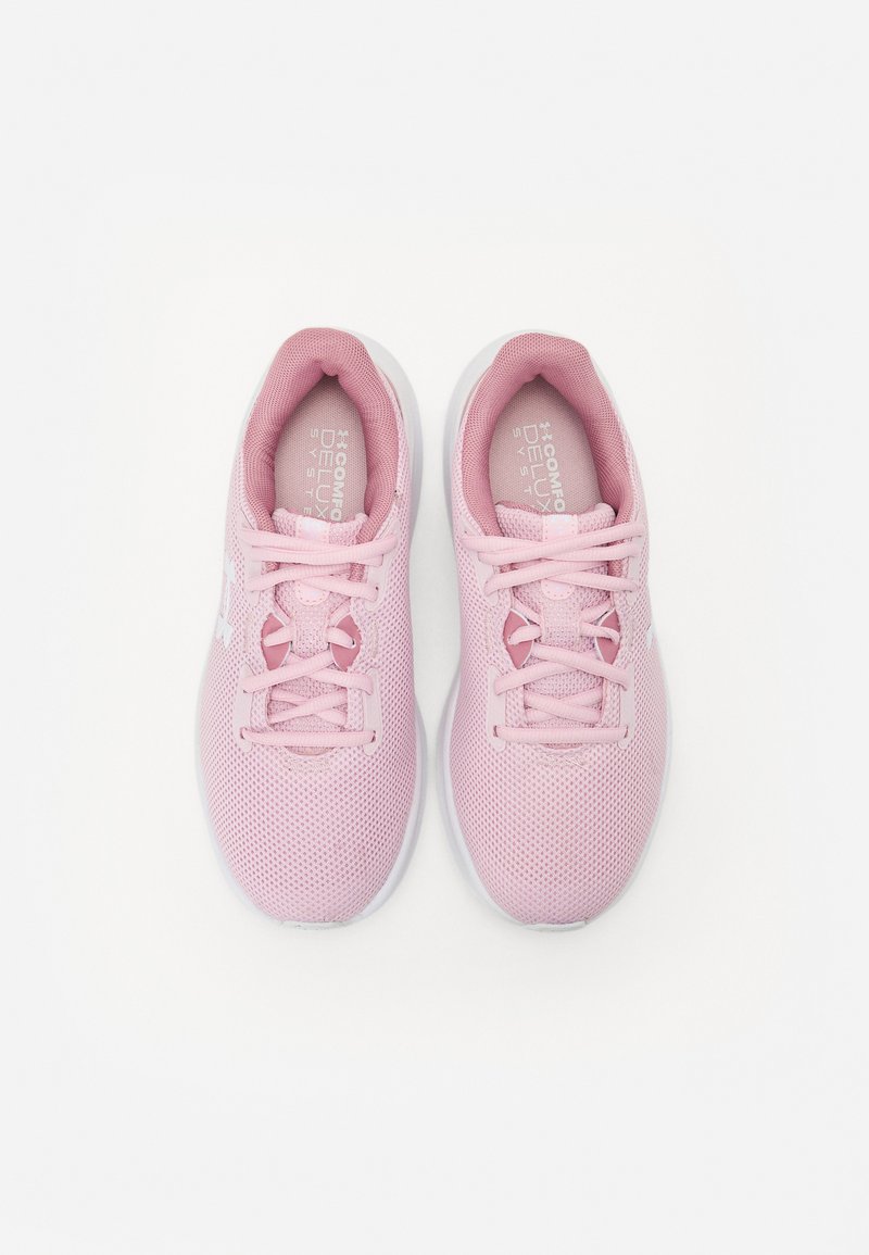 Baskets de sport rose clair en tissu en maille, bout rond, fermeture à lacets à l'avant et semelles intérieures rembourrées. Accents blancs sur les côtés.