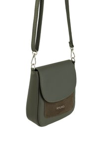Zielona skórzana torba na ramię z zamszowym klapą, z logo i srebrnymi elementami, posiadająca usztywniony kształt i teksturowe wykończenie.