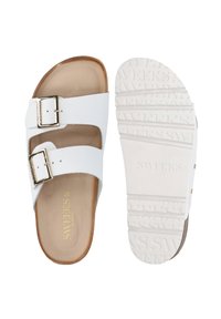Hvide sandaler med to justerbare remme, guldbuckle og en struktureret sål. Har en glat fodseng med en tan kontrast ved kanterne.