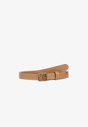 Ceinture en cuir beige avec surpiqûres blanches et boucle carrée dorée ornée des lettres M, O, P et L.