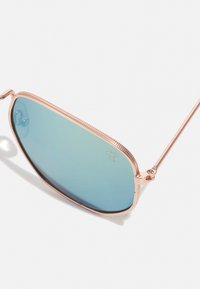 CHPO IAN UNISEX - Óculos de sol - gold coloured/green mirror