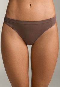 Rjav bikini spodnji del iz blaga s gladko teksturo, nizkim pasom, ozkimi stranmi in diskretnim logotipom na pasu.