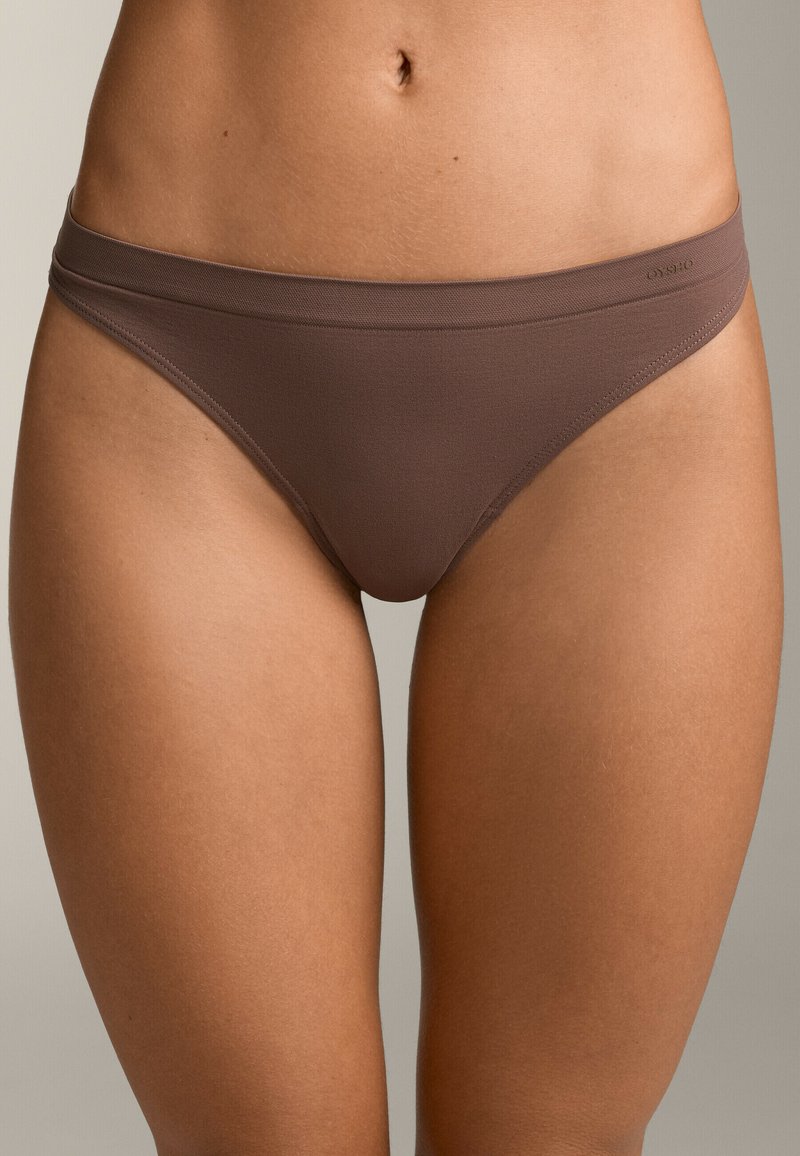 Brun stof bikini bund med en glat tekstur, lavtaljet design, smalle sider og subtilt logo detaljeret på taljebåndet.