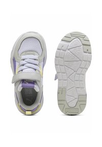 Baskets violettes et blanches avec des accents en maille et en synthétique, dotées d'une semelle à motifs et d'une sangle réglable, adaptées pour les activités sportives.