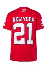 Rød T-shirt lavet af blødt stof, med "NEW YORK" i hvide bogstaver og tallet "21" i store, fede hvid med sorte omrids.