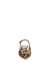 Chaussure slingback à bout pointu en tissu imprimé léopard, dotée d'une grande boucle scintillante et d'une bride ajustable à la cheville.