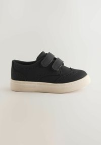Schwarze Sneaker mit zwei Klettverschlussriemen, durchbrochenen Details und einer weißen Gummisohle. Glatte Textur mit runder Zehenform.