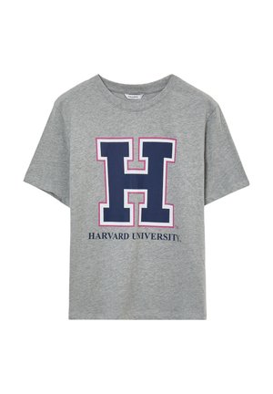 T-shirt grigia in cotone con logo "H" blu navy bordato di rosa e la scritta "HARVARD UNIVERSITY" in nero sotto. Maniche corte, collo rotondo.