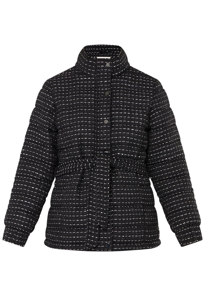Veste noire matelassée avec un motif texturé, dotée d'un col haut, d'une fermeture à boutons et d'une taille à cordon pour un ajustement réglable.