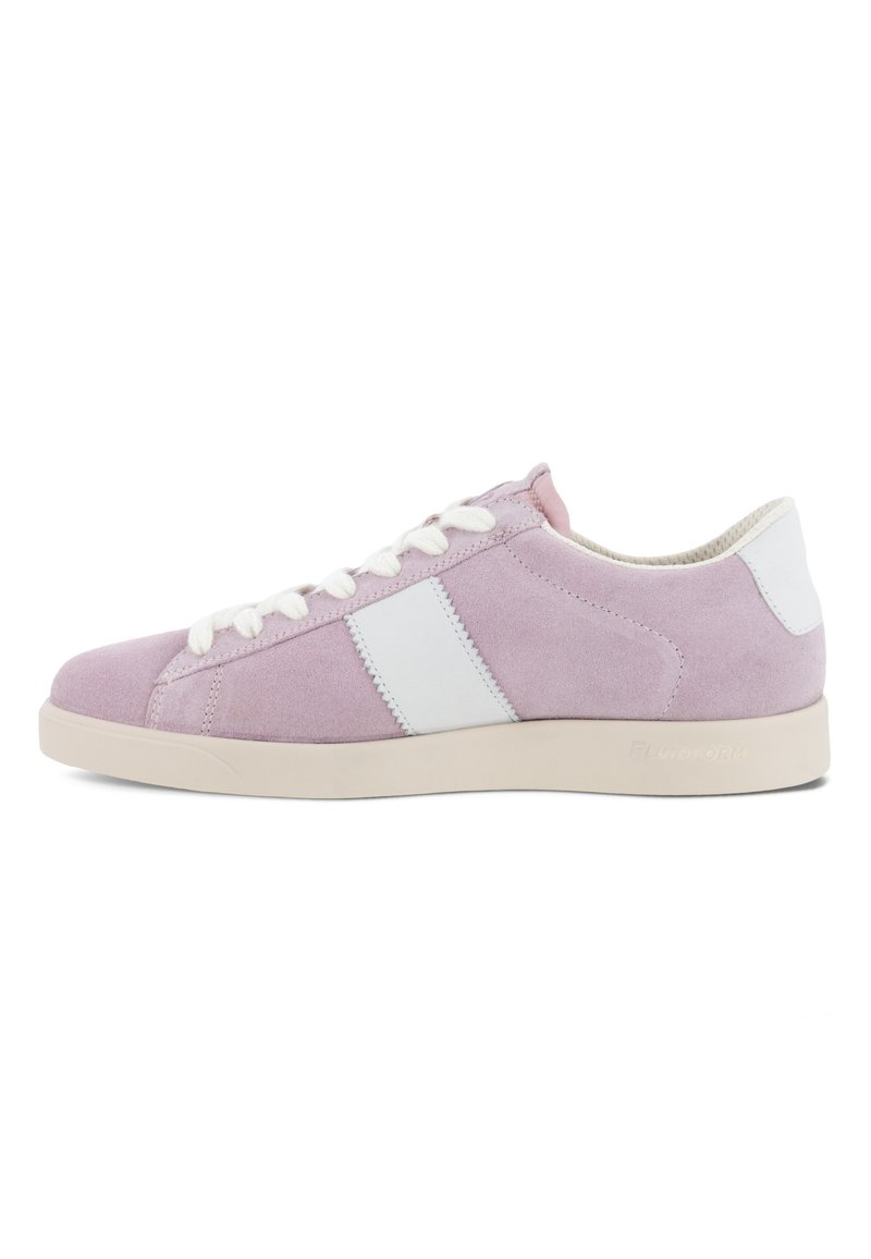 Sneaker in suede viola con dettagli bianchi, punta tonda, lace piatte bianche e suola in gomma liscia. Logo laterale e dettagli di cucitura minimalisti.