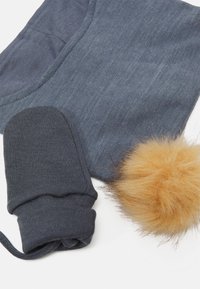 Gorro cinza de malha com um pompom de pele falsa bege destacável, acompanhado por um protetor de mãos correspondente, ambos com texturas macias.