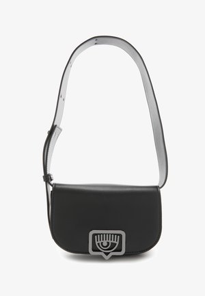 Zwarte leren crossbodytas met een gladde afwerking, een gebogen klep, zilverkleurig ooglogo-hardeware en een verstelbare riem voor veelzijdigheid.
