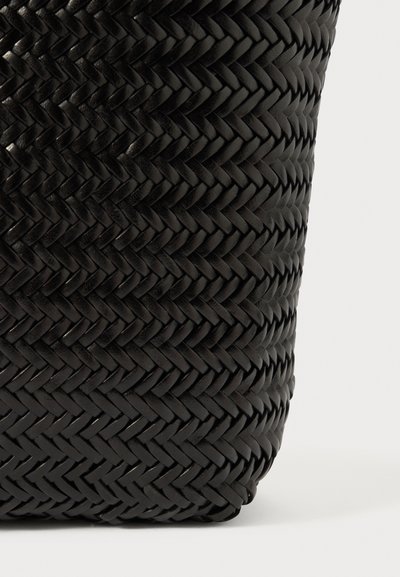 Borsa nera in pelle intrecciata con un design texturizzato e intrecciato. Forma cilindrica con una finitura liscia sul bordo superiore. Nessuna ferramenta visibile.