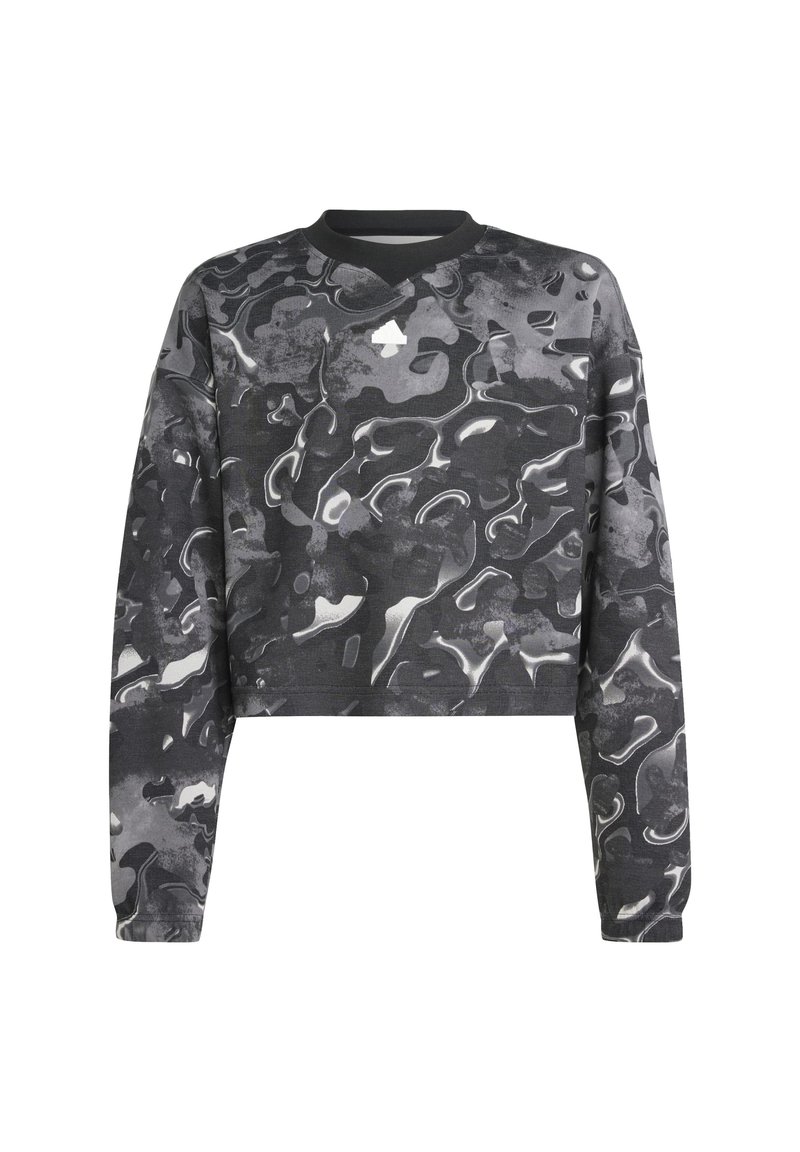 Sudadera corta con patrón de camuflaje en negro y gris. Cuenta con mangas largas y un cuello en negro. Confeccionada con tela suave y texturizada.