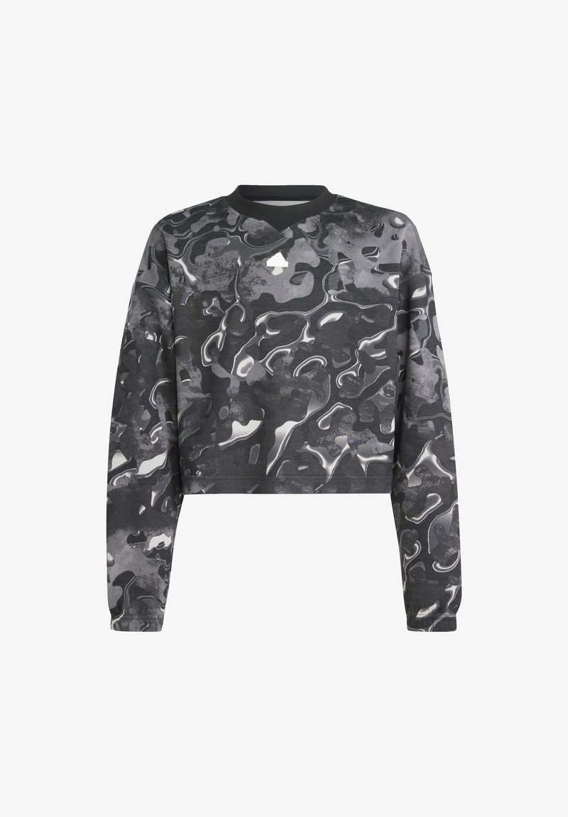 Sudadera corta con patrón de camuflaje en negro y gris. Cuenta con mangas largas y un cuello en negro. Confeccionada con tela suave y texturizada.