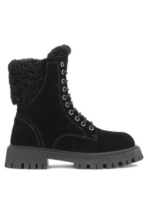 Stivaletto in suede nero con colletto in finta pelliccia, design con lacci, occhielli in metallo argentato e una suola in gomma nera spessa e rigata.
