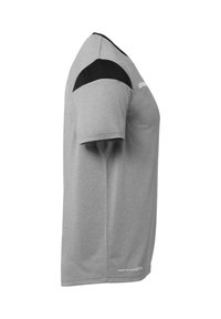 Grå atletisk t-shirt med korte ærmer, sorte detaljer på skuldrene og en glat tekstur. Har logo nær kanten og åndbart design.