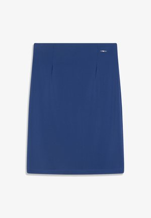 Sininen, polvipituinen hame, jossa on sileä pinta, hienovaraiset laskokset edessä ja pieni metallinen logovivahde sivulla.