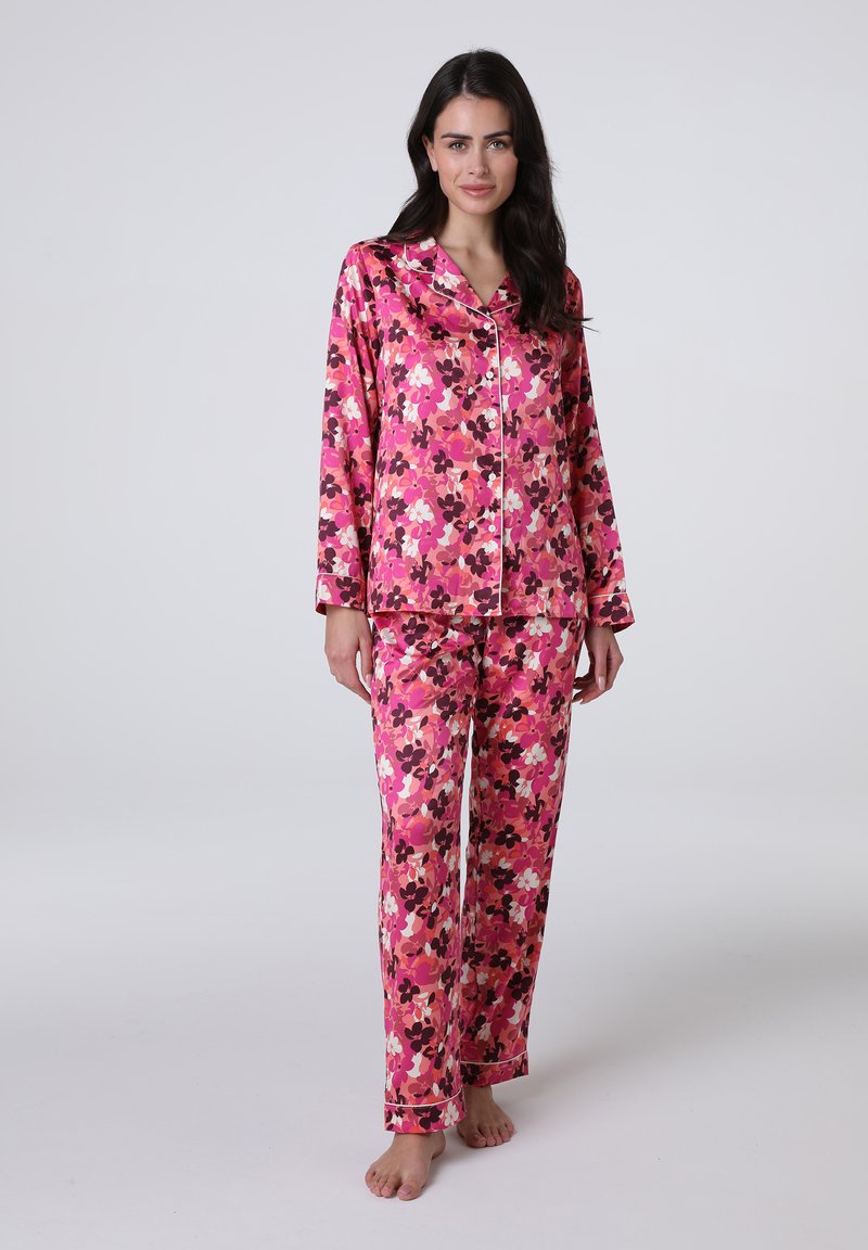 Set di pigiama floreale con sfondo rosa e fiori scuri e chiari, realizzato in tessuto morbido, con camicia a bottone e pantaloni lunghi.