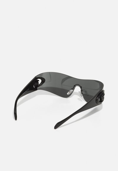 Ochelari de soare negri cu un design elegant, curbat. Lentile întunecate și accente laterale. Cadru ușor, cu un finisaj lucios.