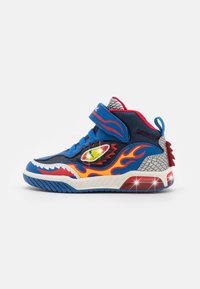 Korkeat tennarit, joissa on sininen tekstiilipinta, jossa on punaisia ja keltaisia liekkikorostuksia, hopea verkkokollaari, selkeä hihna ja valaiseva pohja.