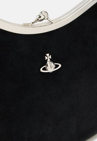 Μαύρη τσάντα από σουέτ με ασημένιο κούμπωμα και ασημένιο έμβλημα σε σχήμα πλανήτη με σταυρό στην κορυφή.