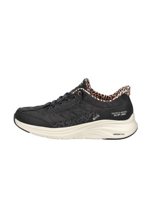 Schwarzer Skechers Slip-On Sneaker mit weißer Sohle, gesteppte Seiten, Schnürung vorne und Leopardenmuster-Futter im Kragen.
