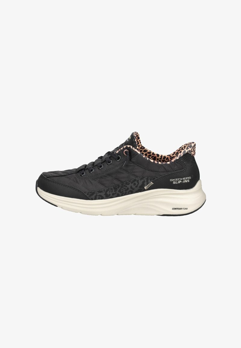 Μαύρο sneaker Skechers slip-on με λευκή σόλα, ραμμένες πλευρές, κορδόνια μπροστά και εσωτερική επένδυση λαιμού με λεοπάρ μοτίβο.