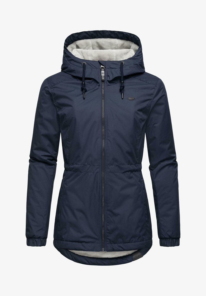 Tumed sinine jakk, millel on lukuga esiosa, reguleeritav kapuuts ja elastsed mansetid. Vooderdatud pehme, helehalli kangaga sooja saamiseks. Omab reguleeritavat vööd.